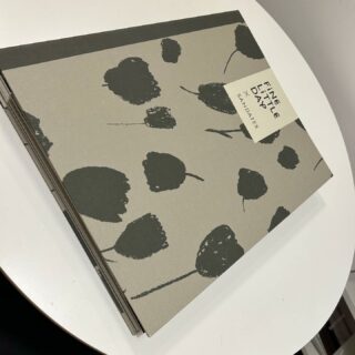 Nu har nya rullgardinskollektionen med mönstrade vävar från SANDATEX kommit in till butiken. Kom gärna förbi och titta på de nya vävarna.