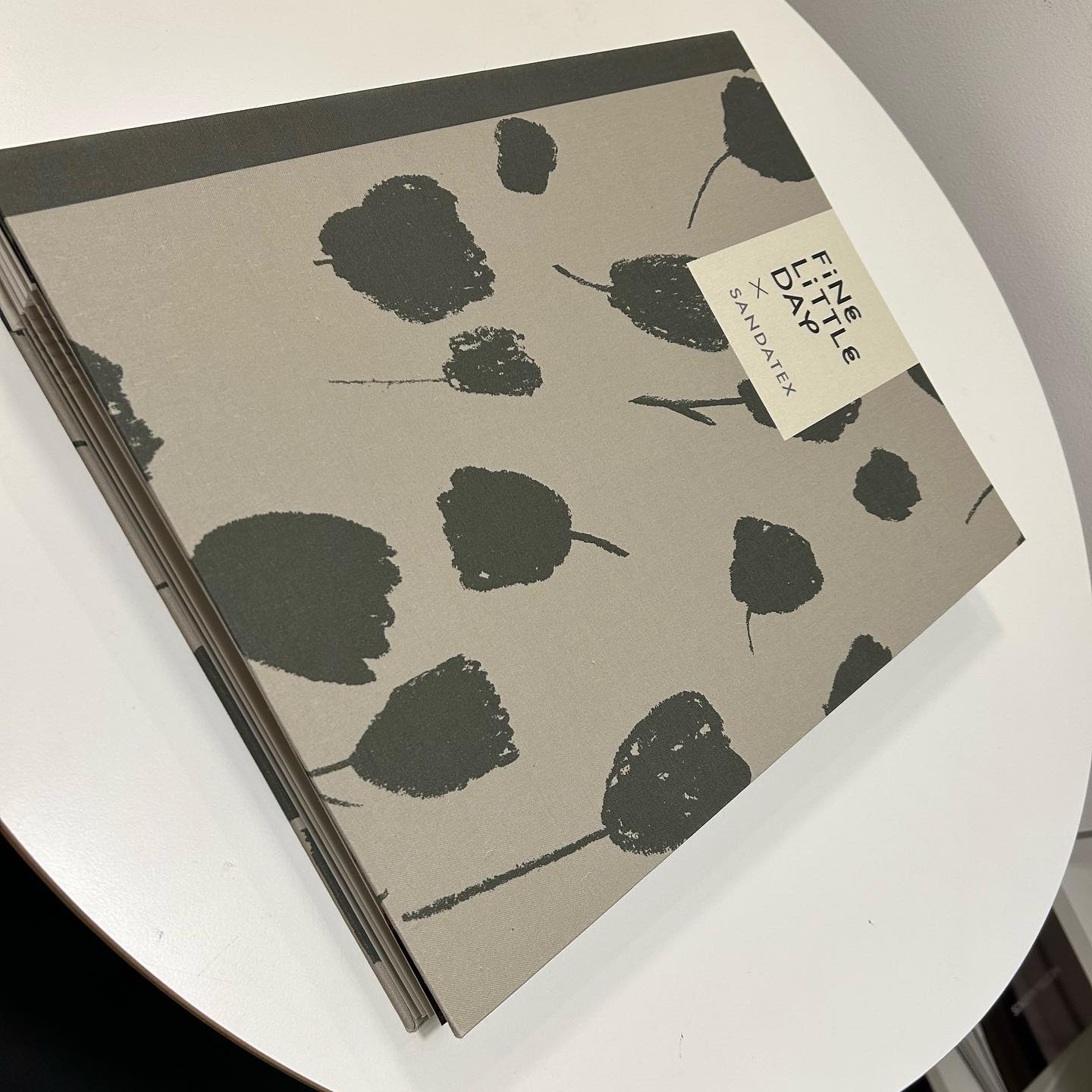 Nu har nya rullgardinskollektionen med mönstrade vävar från SANDATEX kommit in till butiken. Kom gärna förbi och titta på de nya vävarna.